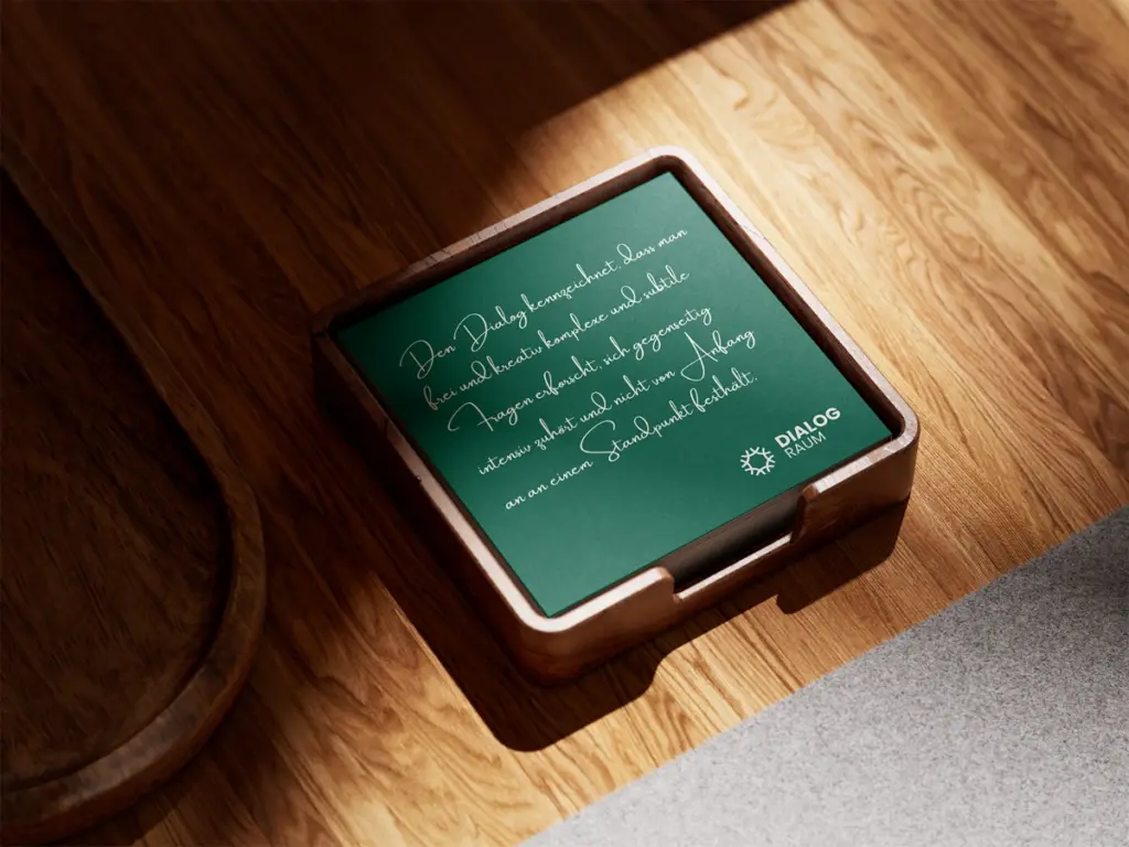 Logo und Zitat von Dialog-Raum abgebildet auf einer Karte © Studio Wegener | Gudrun Wegener