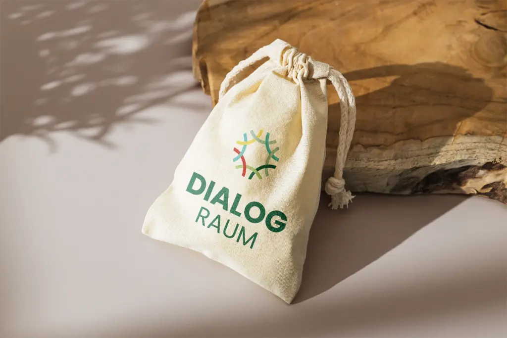 Logo von Dialog-Raum abgebildet auf einem Stoffbeutel © Studio Wegener | Gudrun Wegener
